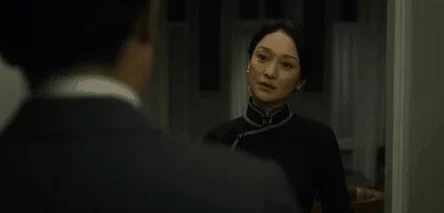 大片黄色：传闻某知名导演因新片拍摄期间与女主角擦出火花，引发圈内热议和众多猜测！