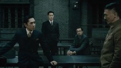 大片黄色：传闻某知名导演因新片拍摄期间与女主角擦出火花，引发圈内热议和众多猜测！