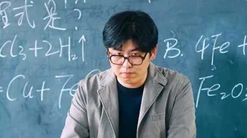 男生把坤坤塞进老师的句号：校园趣事引发热议，师生关系与幽默感的微妙平衡分析