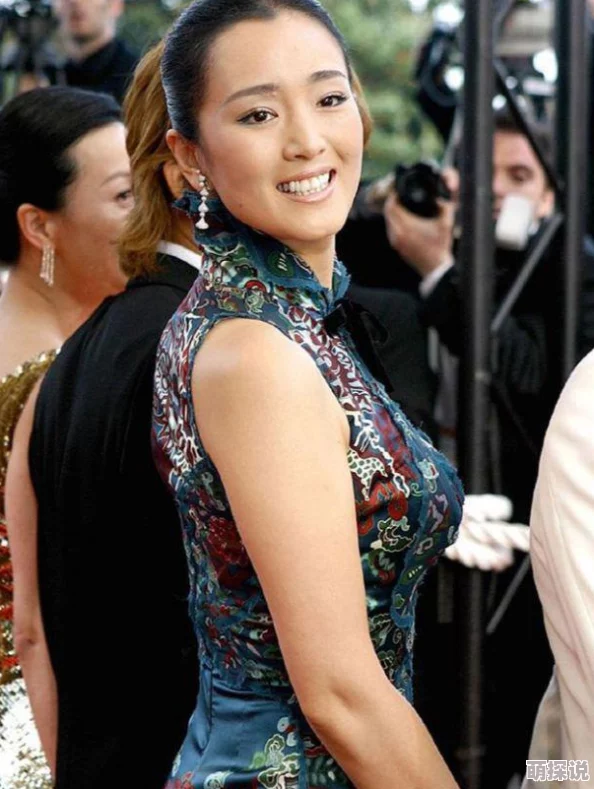 刘嘉玲大胆丰7，近日在社交媒体上分享了她的最新时尚造型，引发网友热议，纷纷称赞其勇敢与自信