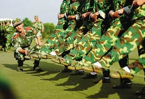 51吃瓜群众fun军训跳舞：在这个特别的日子里，参与者们通过欢快的舞蹈展现了青春活力与团结精神