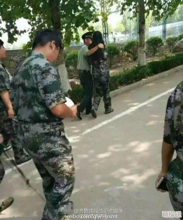 51吃瓜群众fun军训跳舞：在这个特别的日子里，参与者们通过欢快的舞蹈展现了青春活力与团结精神