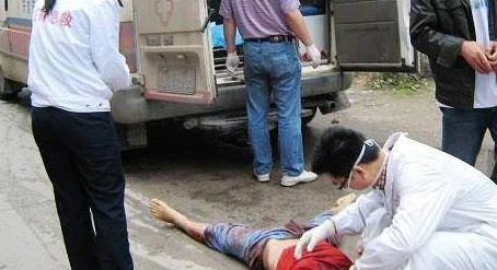 捆绑在公厕被老头，这种行为真是令人发指，希望能尽快查明真相，给受害者一个交代