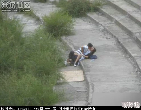 在野外被三个男人躁爽白浆视频网友认为这种内容不适合传播，容易引发社会负面影响，应加强监管与引导