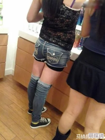 美女被男人扒开腿猛网站，真是让人感到震惊，这种行为太过分了！