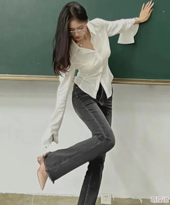 jizz国产丝袜18老师美女＂引发热议，网友热评：美丽与才华并存的新时代女性形象！