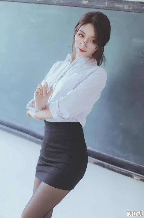 jizz国产丝袜18老师美女＂引发热议，网友热评：美丽与才华并存的新时代女性形象！