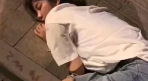 双乳被一左一右的吸着网友纷纷表示这种情景让人感到既刺激又尴尬，讨论热度持续上升，引发了不少人的好奇心