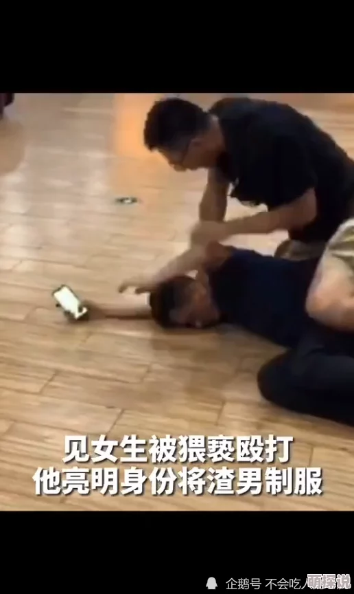 双乳被一左一右的吸着网友纷纷表示这种情景让人感到既刺激又尴尬，讨论热度持续上升，引发了不少人的好奇心