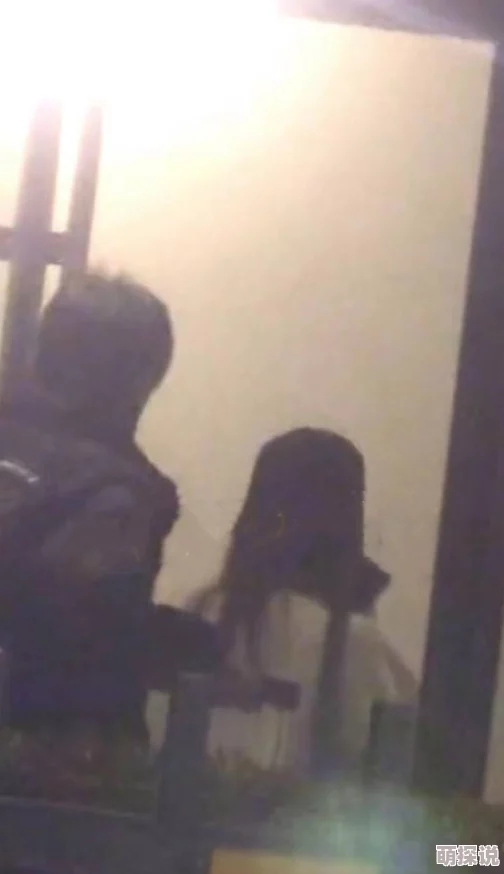 青草视频网页最新当红小花旦私下约会神秘富二代被曝光